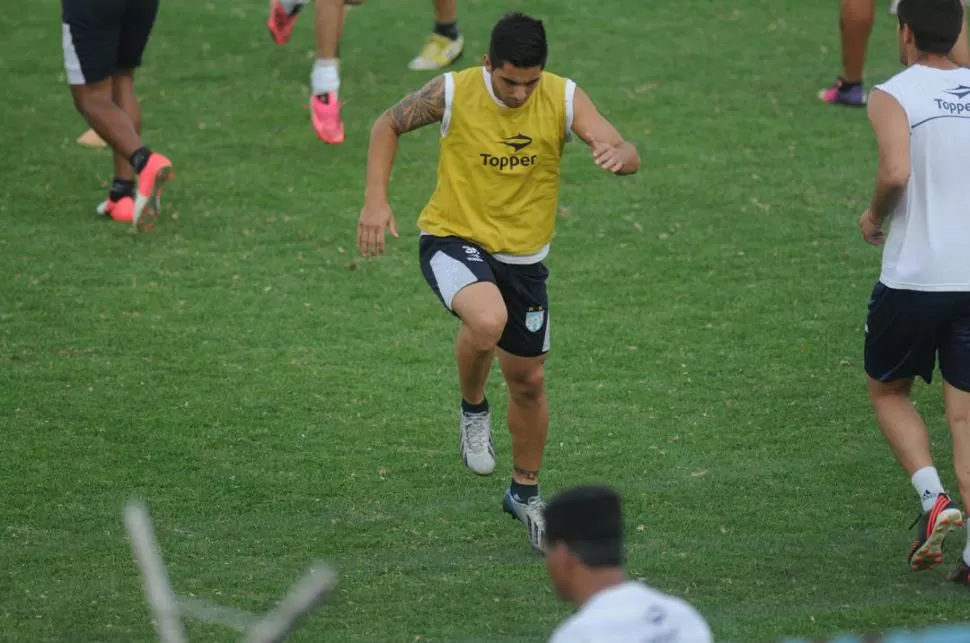 SALTA EN EL LUGAR. Barreiro calienta el cuerpo antes de comenzar el entrenamiento de ayer por la tarde en el Monumental. LA GACETA / FOTO DE INES QUINTEROS ORIO