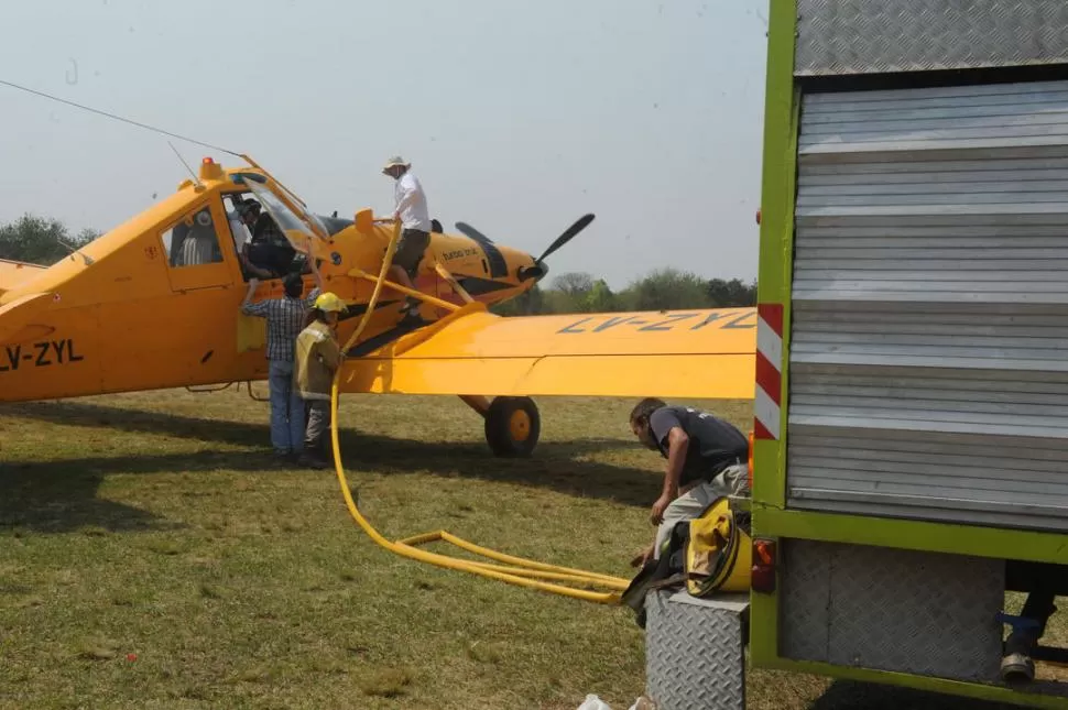 CON MANGUERAS. La carga de agua fue una constante en el Aeroclub.  