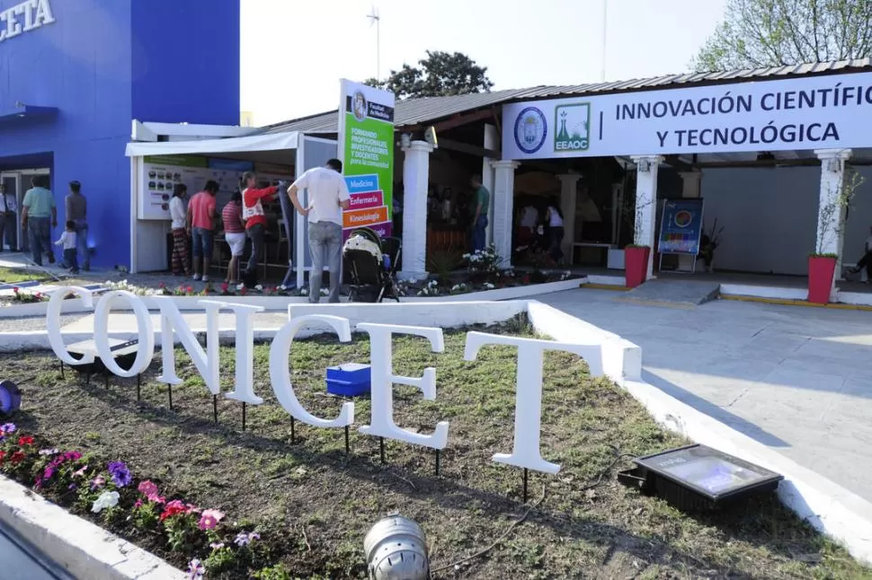 CONOCIMIENTO. La Estación Experimental, el Cerela, la UNT y el Conicet comparten un stand. LA GACETA / FOTO DE ANALíA JARAMILLO 