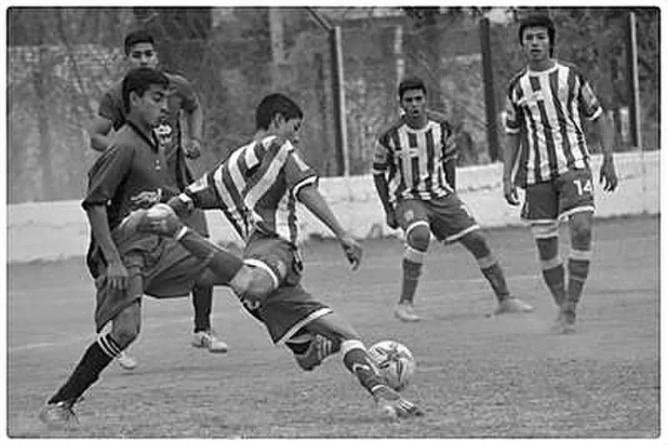 APUNTA Y DISPARA. Las divisiones inferiores del santo no descansan. 