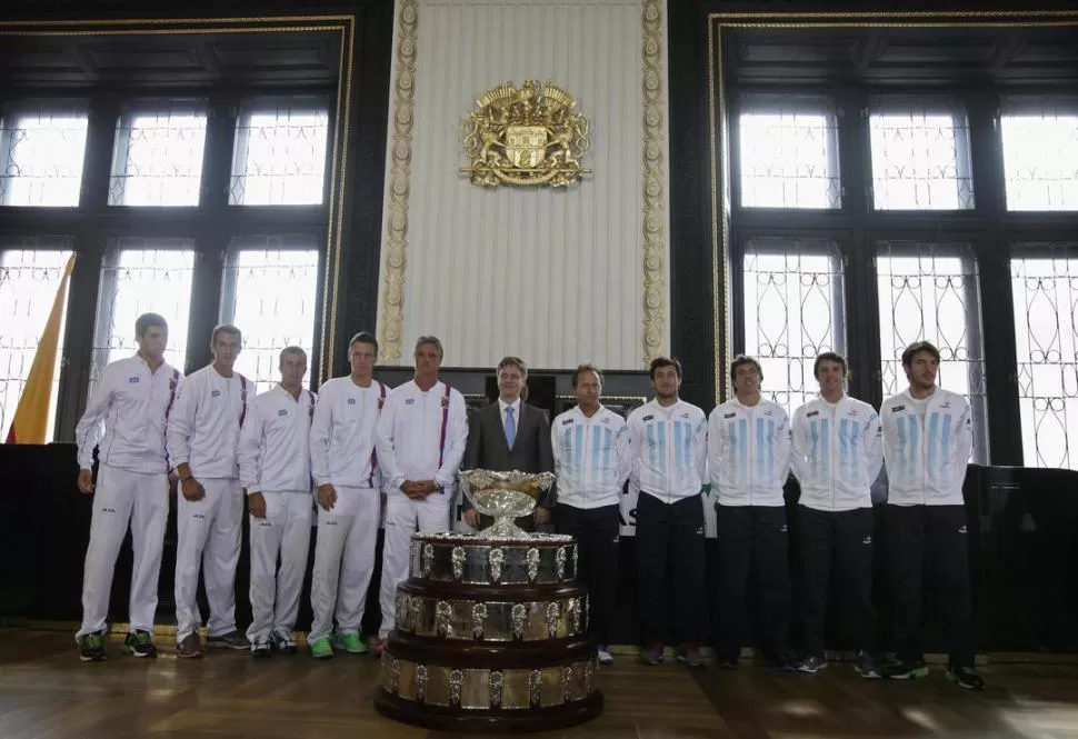 LOS PROTAGONISTAS. Los equipos posaron en la Antigua Alcaldía de Praga. La Copa Davis la miran todos, pero sólo los locales, campeones defensores, la pueden tocar. 