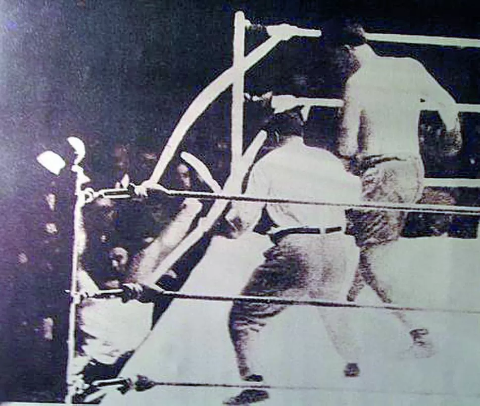 ¡FUERA DEL RING! Dempsey voló entre las cuerdas. Firpo debió ser campeón. 