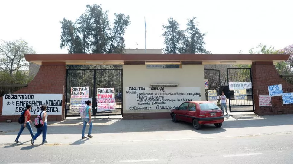 PIONERA. Alumnos de Naturales decidieron el jueves ocupar la facultad, en apoyo a sus pares de Filo y de Psico. LA GACETA / FOTO DE FRANCO VERA (ARCHIVO)