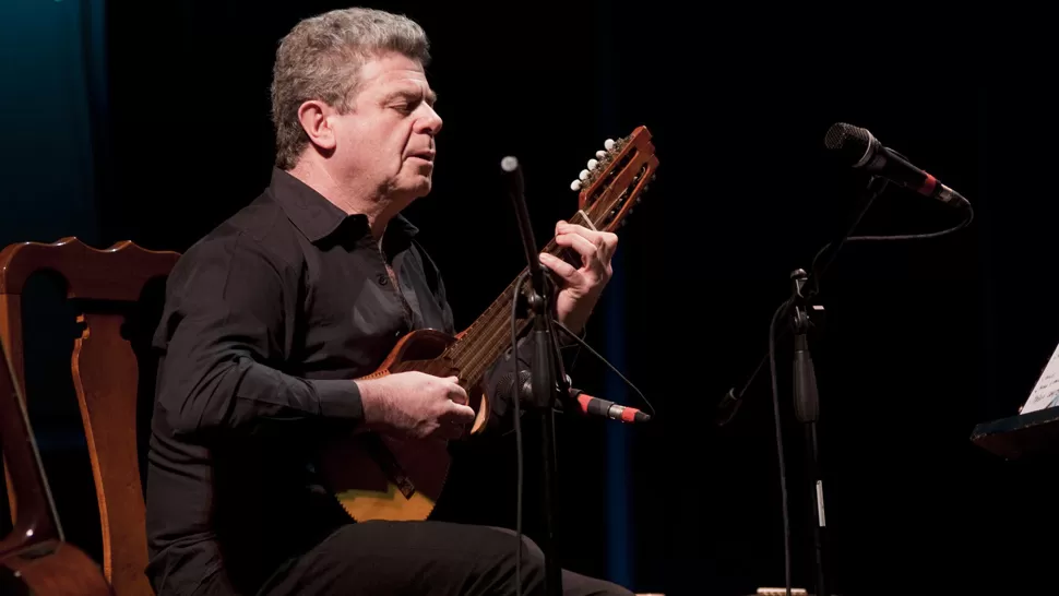 PURO TALENTO. Santaolalla cantó seis canciones en el San Martín. FOTO LA GACETA / INÉS QUINTEROS ORIO