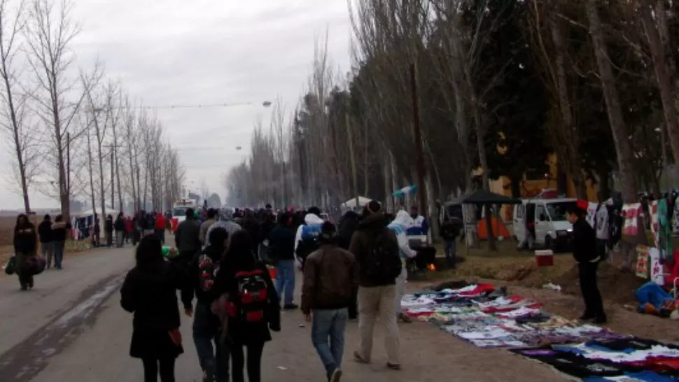 TODOS JUNTOS. Los fieles coparon Mendoza. FOTO TOMADA DE MDZOL.COM