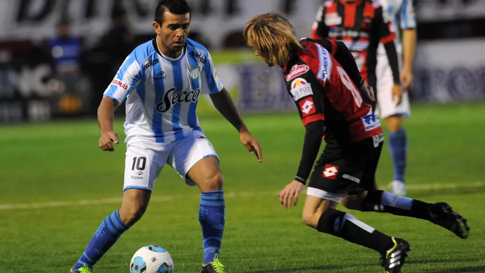 TRAJE DE GOLEADOR. El gol de Morel le valieron tres puntos a Atlético. LA GACETA