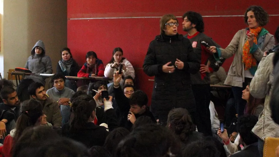 TODOS JUNTOS. Parodi habló ante la asamblea y cantó fragmentos de algunas canciones. FOTO GENTILEZA LA TOMA UNT