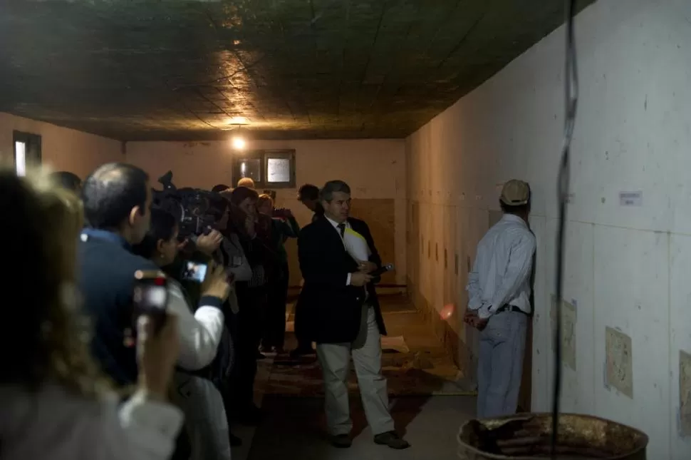 TORTURAS. El sobreviviente Ramón Brizuela mostró dentro del Galpón N° 9 cómo los detenidos debían mantenerse en pie durante todo el día. LA GACETA / FOTOS DE JORGE OLMOS SGROSSO