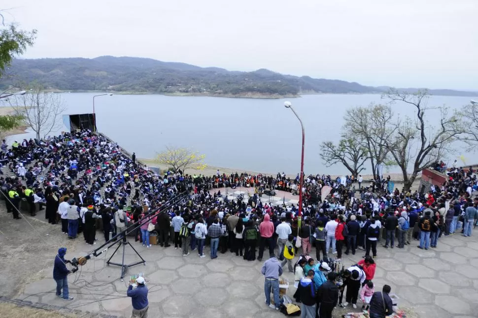 CON FONDO DE AGUA. El Encuentro de Canto Colectivo Leda Valladares, La Copla Viva tuvo como sede el anfiteatro al aire libre de El Cadillal.  