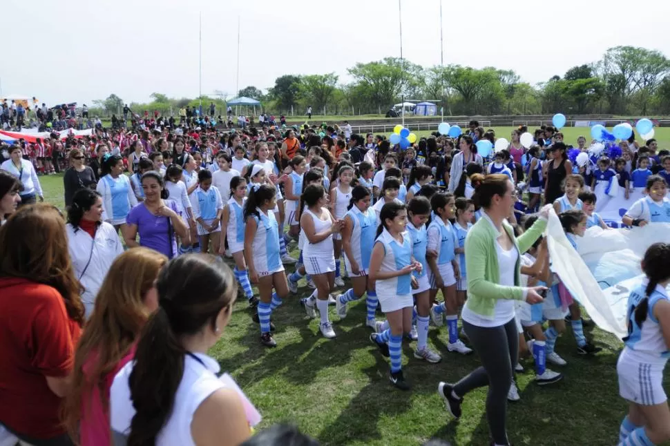 A SU JUEGO LOS LLAMARON. Ahora es el turno de los niños (varones y mujeres) los que vivirán dos jornadas a puro hockey. 