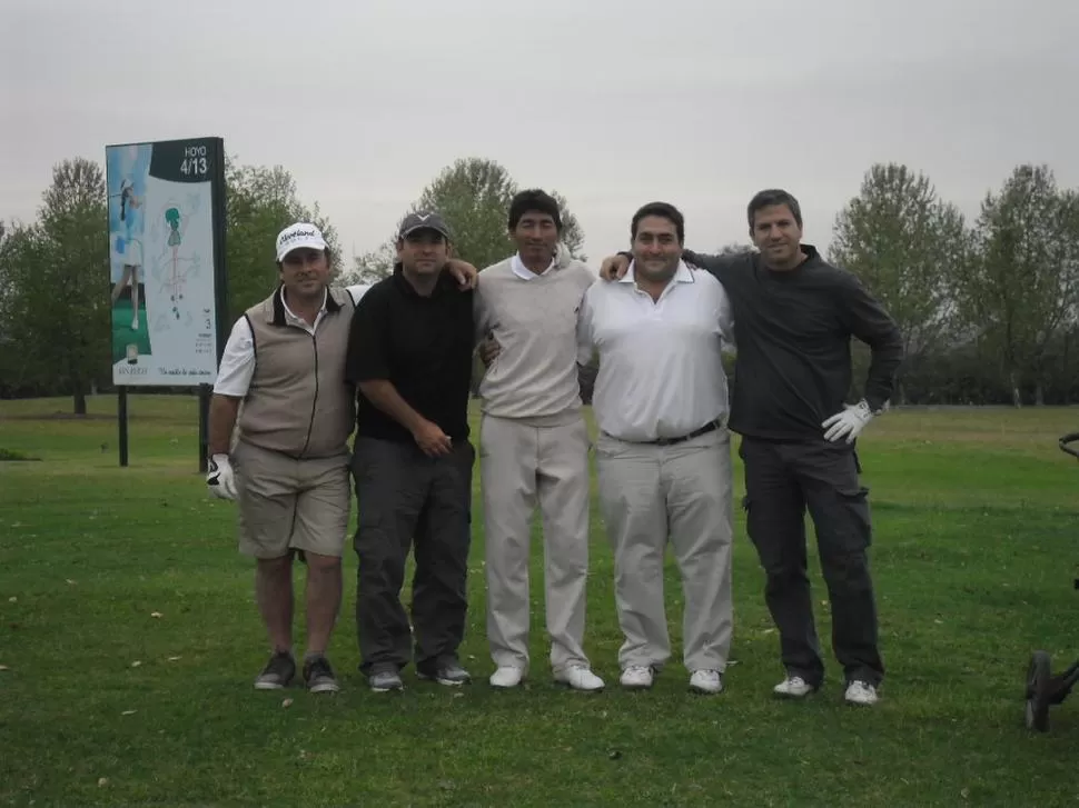 CAMPEONES. El equipo que lideró Julio Núñez (al centro) resultó ganador. 