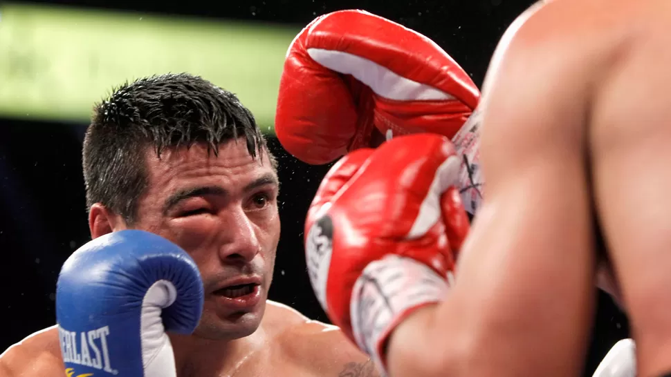 CERRADO. Un golpe certero en el séptimo asalto condicionó al argentino en su intento por proclamarse campeón del mundo.  REUTERS