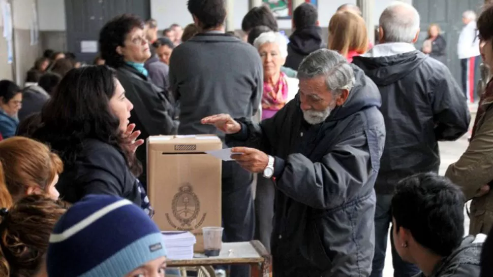 BAJO CONTROL. Los comicios se desarrollaron con normalidad, aunque el mal clima extendió el cierre de mesas. TELAM