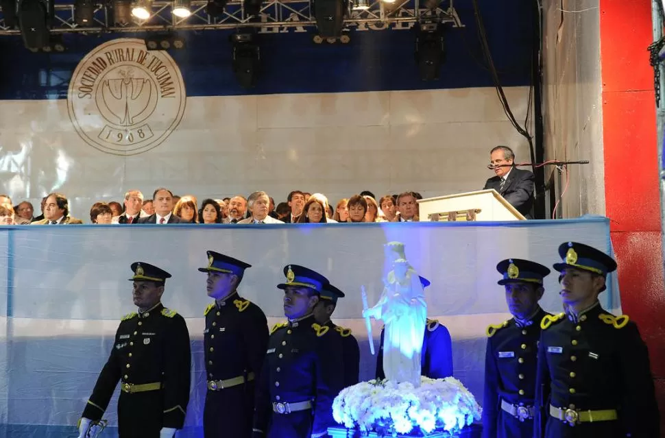 ANTE LA VIRGEN. Robles Terán hace uso de la palabra para marcar en su discurso los problemas que enfrenta el agro. La Expo quedó formalmente inaugurada. LA GACETA / FOTO DE HECTOR PERALTA