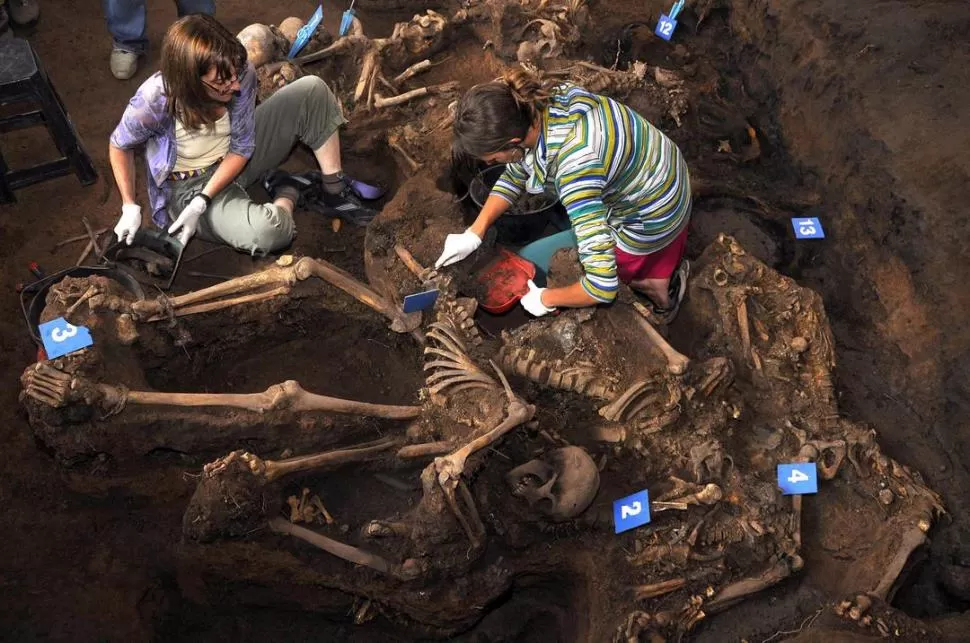 TRABAJO EN LA FOSA. El EAAF trabajó en la identificación de los hombres que fueron rescatados de los cinco pozos descubiertos en 2011 en el Arsenal.   EQUIPO ARGENTINO DE ANTROPOLOGIA FORENSE