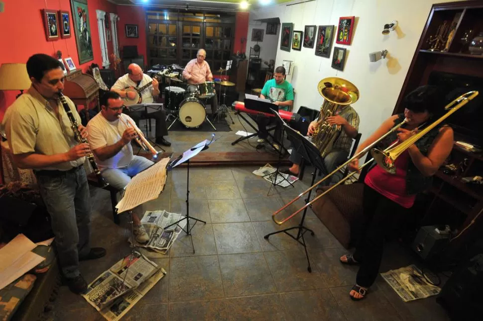 ÚLTIMO ENSAYO. Los músicos pulen detalles para brillar en el debut. LA GACETA / FOTO DE DIEGO ARÁOZ