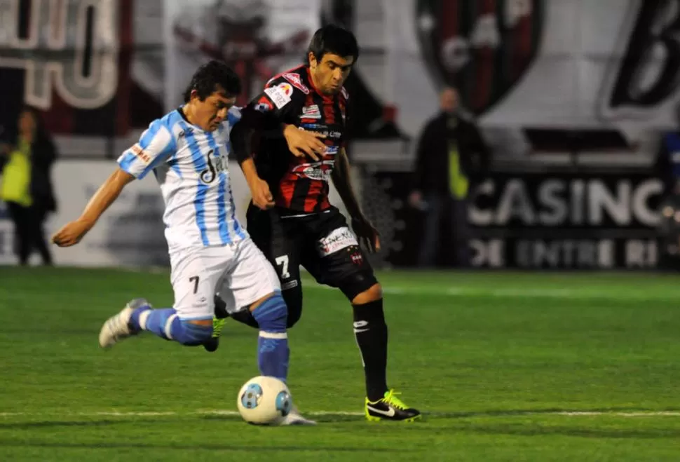 SIETE CONTRA SIETE. Pulguita intenta avanzar con la pelota mientras Guzmán, volante de Patronato, lo marca codo a codo. 