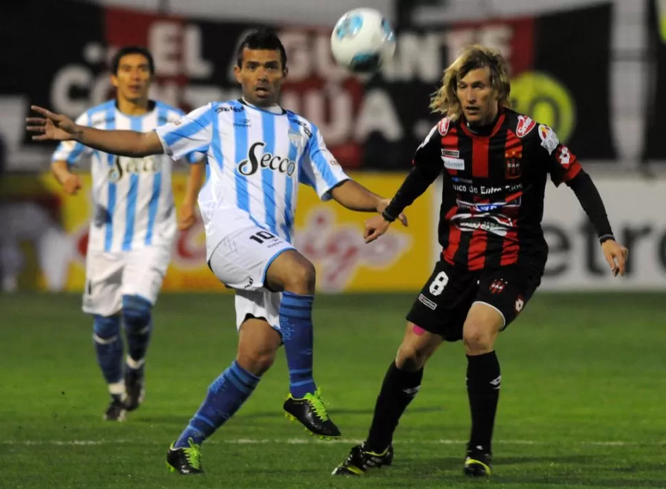 ENFOCADO. Morel no tuvo un buen primer tiempo, pero en el segundo hizo lo que sabe: manejar y pegarle a la pelota. 