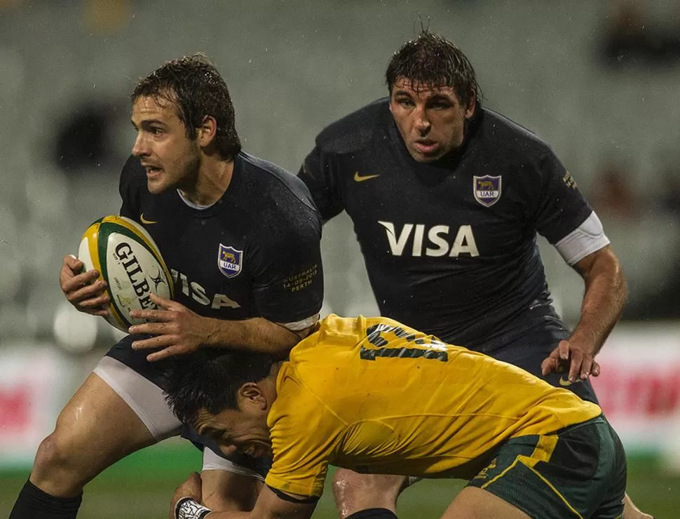 IMPRESCINDIBLES. Los tucumanos Nicolás Sánchez (recibe el tackle de Lealiifano) y Julio Farías jugaron un buen partido. 