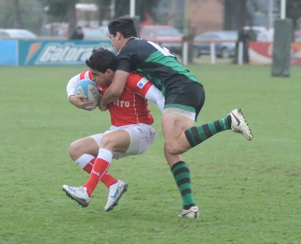 DEFENSA. Franco Alves Rojano protege la guinda frente a la marca de Jerónimo De la Fuente. El campeón mostró su calidad. LA GACETA / FOTOS DE ANTONIO FERRONI