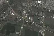 Chocó con un taxi, cayó de la moto y fue aplastado por un colectivo