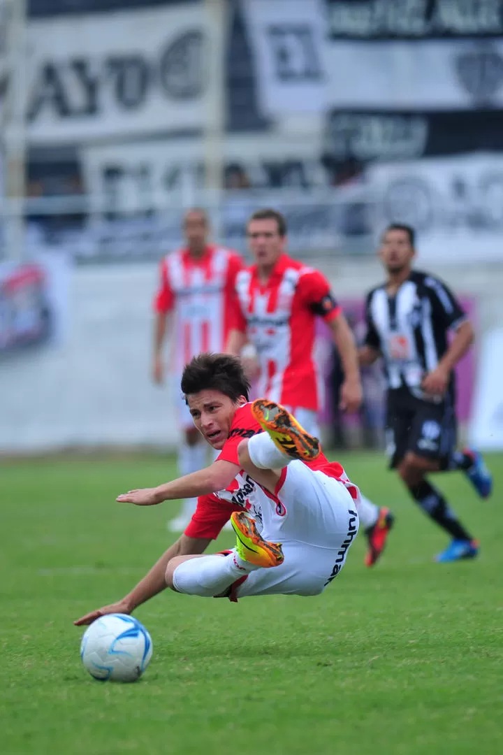 NO ALCANZA. Becica pone la magia pero el fútbol asociado no aparece y al santo le cuesta horrores llegar al arco rival. 