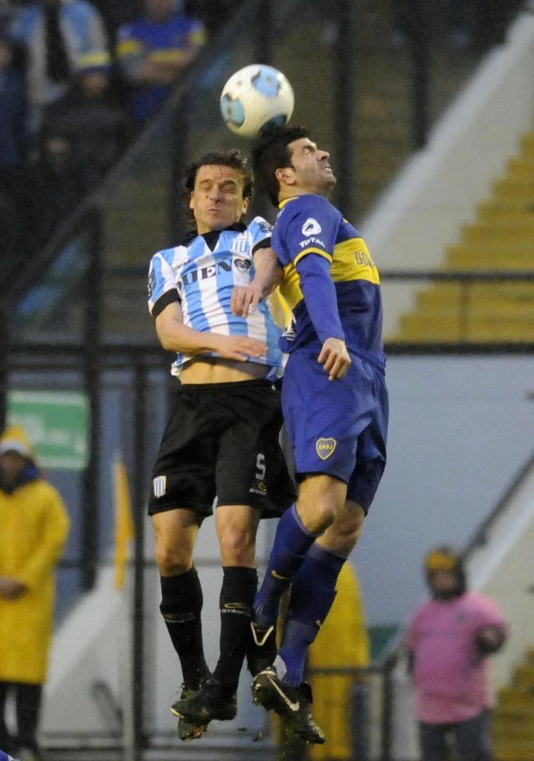 TITULARIDAD Y GOL. Emanuel Gigliotti -en la escena con Pellettieri- marcó su primer tanto oficial con la camiseta de Boca. DYN