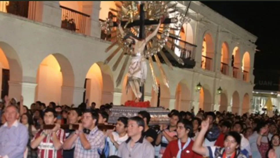 MILES. Según la Policía, la cantidad de fieles que asistió a la procesión del Milagro alcanzó las 800.000 personas. FOTO TOMADA DE ARQUIDIOCESISSALTA.ORG.AR