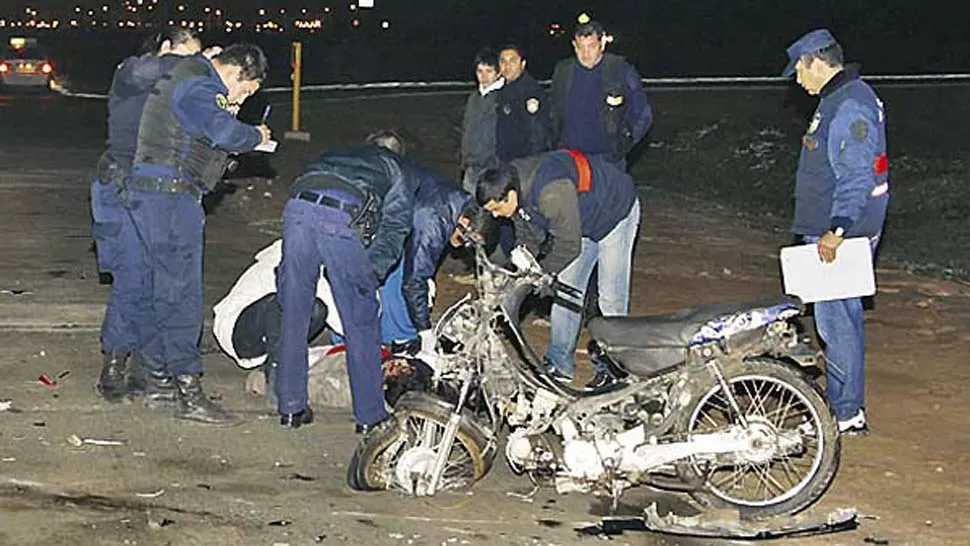 CONOMOCIÓN. Dos de las víctimas chocaron de frente en la avenida de circunvalación. La tercera víctima, de 28 años, pereció al cambiar de carril y colisionar contra un camión en la ruta 64. FOTO TOMADA DE ELLIBERAL.COM