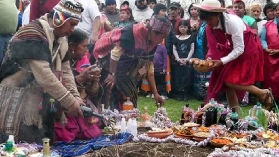 CEREMONIA. El 1 de agosto, la Tierra se abre y recibe las ofrendas que en señal de gratitud le ofrecen los hombres y mujeres. FOTO TOMADA DE LAVOZDEJUJUY.COM