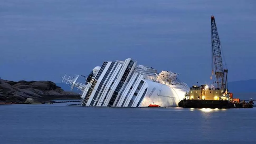 CATÁSTROFE. El vuelco del Costa Concordia les costó la vida a 32 personas. REUTERS