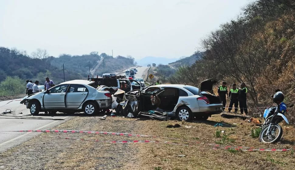 QUEDARON DESTRUIDOS. El personal policial de la Unidad Regional Norte interrumpió el tránsito para que los peritos pudieran retirar los cuerpos de las víctimas y luego buscar huellas del tremendo impacto. LA GACETA / FOTO DE FRANCO VERA