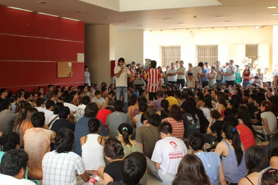 ESTADO DELIBERATIVO. Estudiantes de las facultades de Filosofía y de Psicología iniciaron una toma del centro universitario Prebisch el 27 de agosto.  FOTO PRENSA DE LA ASAMBLEA DE PSICOLOGIA Y FILOSOFIA Y LETRAS-(ARCHIVO)