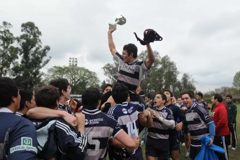 FELICIDAD QUE NO TIENE FIN. Los M19 de Universitario se consagraron como el mejor equipo de un torneo de alta exigencia. 