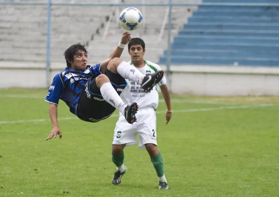 ACROBÁTICA ACCIÓN. Argañaraz, de Atlético, intenta definir de chilena, ante la presencia de Galván, de San Fernando. 