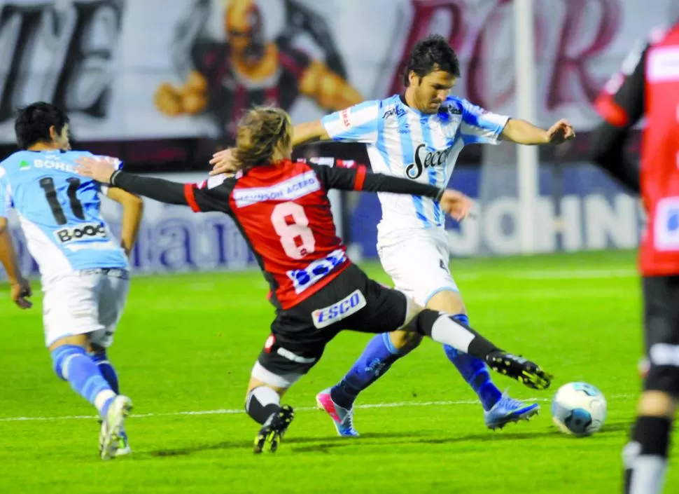 POR AHORA NO LO SIENTE. Romat se escapa corriendo de las garras de Gastón Machín, en el partido ante Patronato. Los cotejos del miércoles y el domingo que viene, en Corrientes, pueden afectar su físico. 