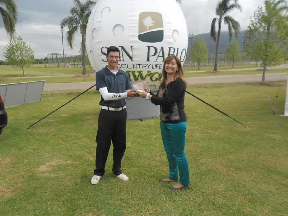 EL PREMIO. Martín Contini recibe de Miriam Wehitt, organizadora, su trofeo. 