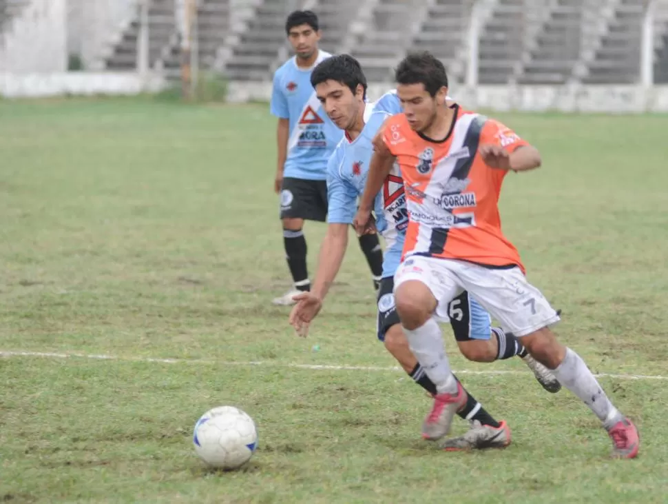 PURA POTENCIA. Agustín Albarracín, de Concepción FC, intenta escapar de la marca de un zaguero de Eudoro Avellaneda. 