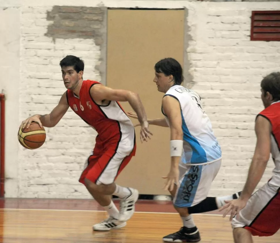 BRILLÓ. Contra su anterior equipo, Lisandro Caniza jugó un gran partido. 