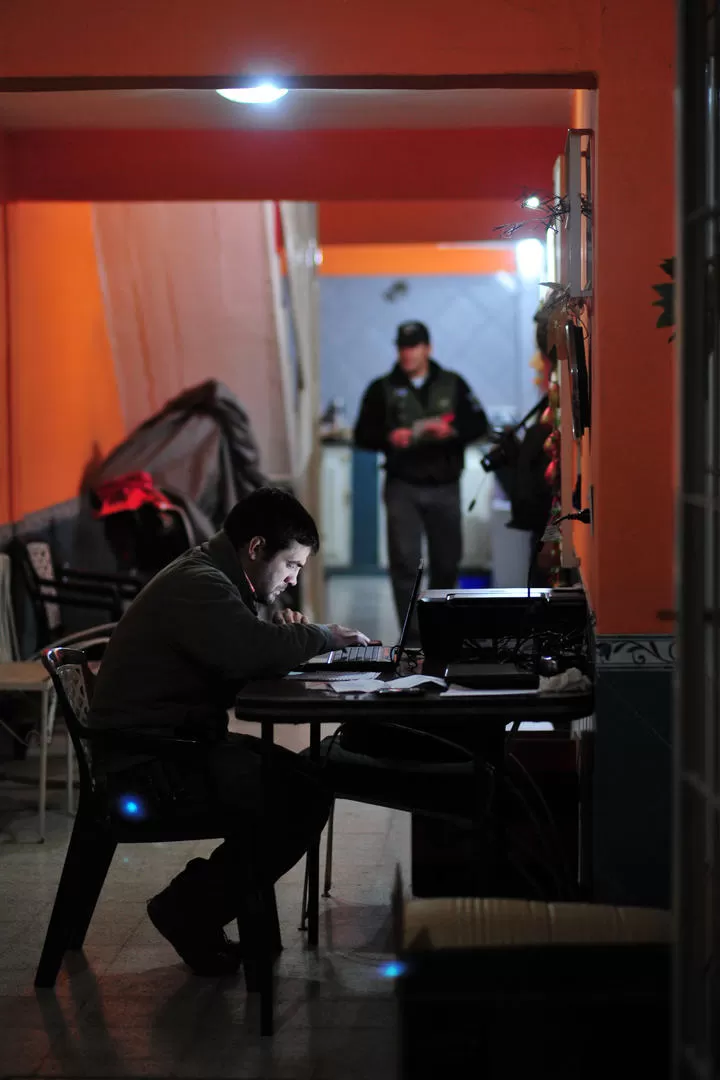 GENDARMES. Un acta del allanamiento se redactó dentro del local. LA GACETA / FOTO DE DIEGO ARAOZ