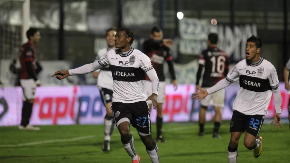 FESTEJO PLATENSE. Gimnasia y Esgrima de La Plata venció a Colón al aprovechar un error en la defensa santafesina. Con este triunfo se sumó al lote de escoltas del líder Newell's. DYN