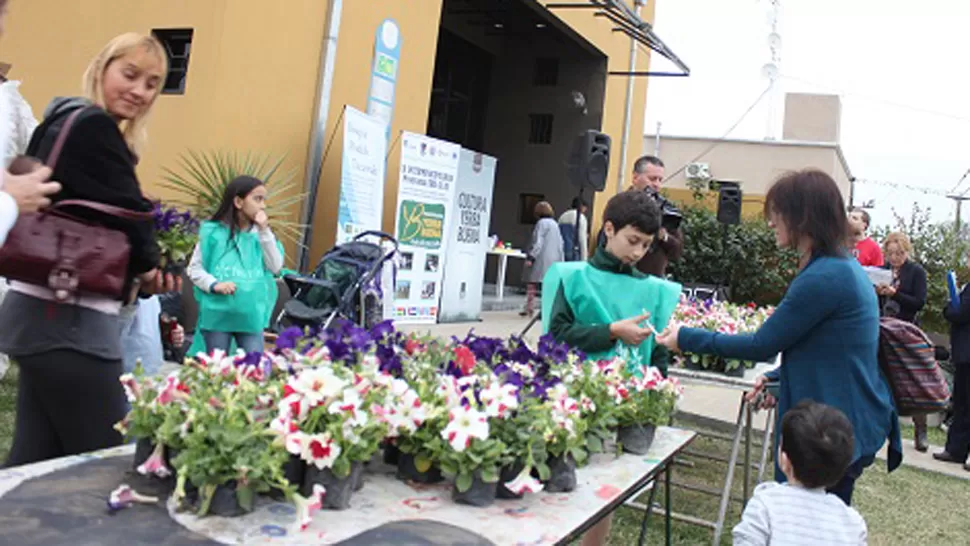 PARTICIPACIÓN. El canje se realizó en el predio de la Casa de la Cultura. FOTOS PRENSA CASA DEL BICENTENARIO