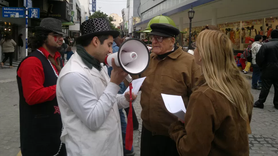 EL QUE SABE, SABE. El señor dio clase sobre quién era el Obispo Colombres. LA GACETA / FOTO DE ALICIA FERNANDEZ