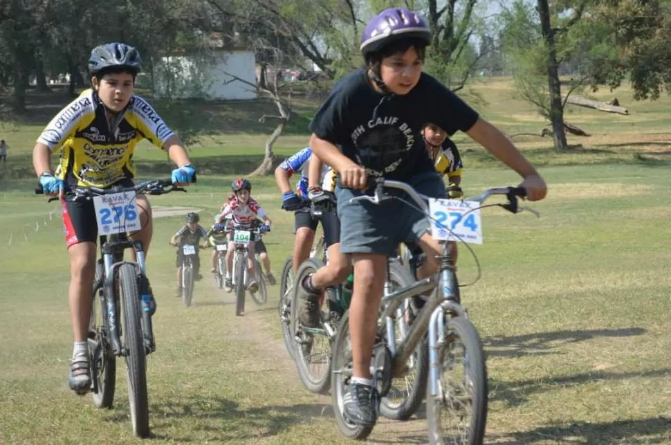 SE LUCEN. Los ciclistas urbanos más pequeños son los que más gozan. 