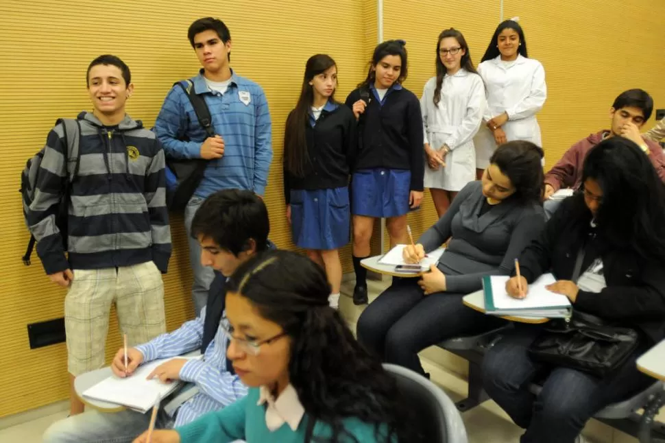 DE VISITA. Escobar, Apaza, Genchi, Prado, Vitaliti y Díaz Avellaneda visitaron las aulas de la facultad de Derecho para palpar el ritmo universitario. LA GACETA / FOTO DE INES QUINTEROS ORIO 