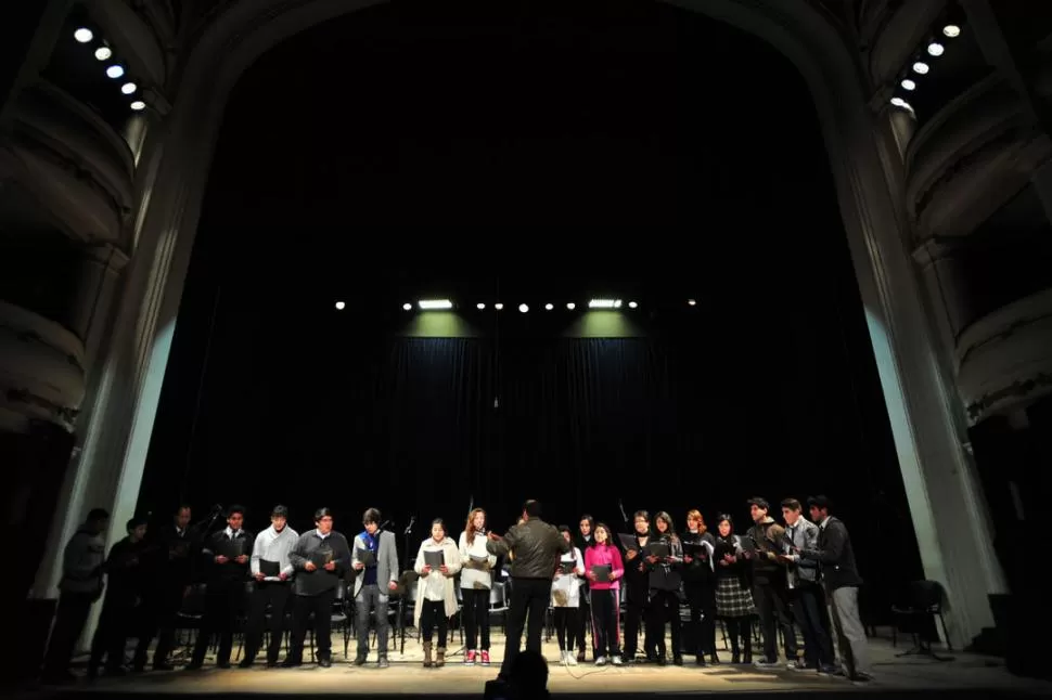 APERTURA. En la Escuela de Comercio N°4 funciona el coro dirigido por el maestro Raúl Dip. Les tocó inaugurar la tercera edición del Encuentro. LA GACETA / FOTO DE INES QUINTEROS ORIO 