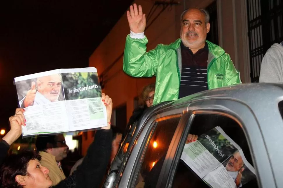 NOCHE DE DOMINGO. El gobernador Colombi festejó antes que se diera el resultado oficial, tras un lento escrutinio.  