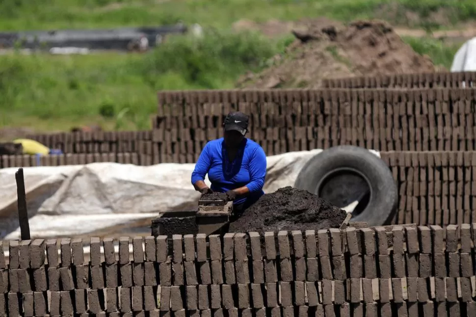 TRABAJO SACRIFICADO. Una mujer realiza su tarea en una cortada de ladrillos. Un 8,8% de mujeres jóvenes están desocupadas en Tucumán.  LA GACETA / FOTO DE ANALIA JARAMILLO (ARCHIVO)