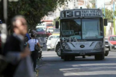 Subieron armados a un colectivo y le robaron al chofer y a los pasajeros