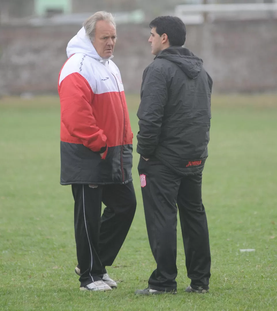 RESPONSABILIDAD. Omar Marchese dialoga con Ariel Martos antes de dirigir la primera practica del plantel santo. 